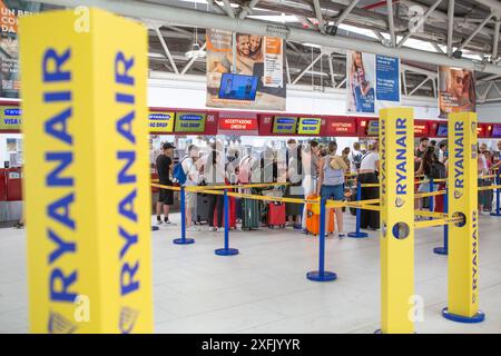 Rome, Italie - 30 juin 2024 : les passagers attendent aux comptoirs d'enregistrement de l'aéroport Ciampino de Rome, Italie. Banque D'Images