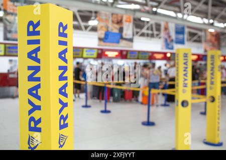 Rome, Italie - 30 juin 2024 : gros plan sur le logo de Ryanair au terminal des départs de l'aéroport Ciampino de Rome, Italie. Banque D'Images