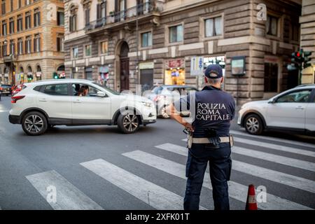 Rome, Italie - 29 juin 2024 : officier de police dirigeant la circulation dans les rues de Rome, Italie. Banque D'Images