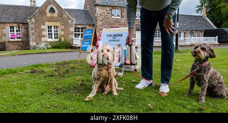 East Lothian, Écosse, Royaume-Uni, 4 juillet 2024. Chiens aux lieux de scrutin : la tradition de photographier les chiens débute le jour des élections générales. Sur la photo : Ralph et Toby, cockapoos, à la mairie de Dirleton. Crédit : Sally Anderson/Alamy Live News Banque D'Images