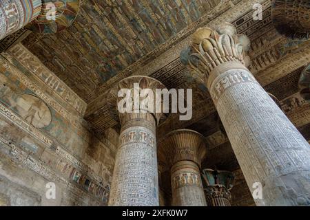 Chapiteaux de colonne récemment nettoyés dans le temple de Khnum à Esna, Egypte Banque D'Images