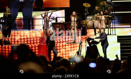 Pampelune. Navarre. 3 julio 2024. Música. Concierto Concierto de Luis Miguel en el Navarra Arena de Pamplona ante más de 7,000 espectadores dentro de su gira 'Tour 2024', con la que el cantante mexicano vuelve a actuar en España tras 11 años sin cantar en tierras españolas, en Pamplona a 3 de julio de 2024. Crédito : concert de presse Iñigo Alzugaray/cordon de Luis Miguel au Navarra Arena de Pampelune devant plus de 7 000 spectateurs dans le cadre de sa tournée « Tour 2024 », avec laquelle le chanteur mexicain revient se produire en Espagne après 11 ans sans chanter sur le sol espagnol. Vagues, à Pampelune Banque D'Images