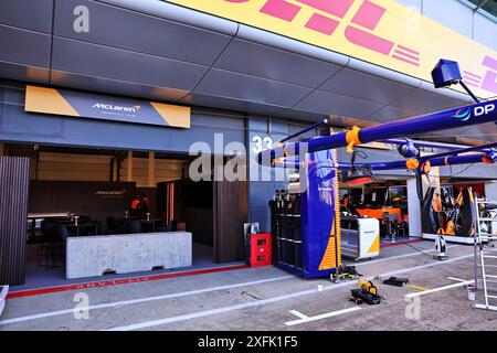 Silverstone, Royaume-Uni. 04 juillet 2024. McLaren pit garages. 04.07.2024. Championnat du monde de formule 1, Rd 12, Grand Prix de Grande-Bretagne, Silverstone, Angleterre, journée de préparation. Le crédit photo devrait se lire : XPB/Alamy Live News. Banque D'Images