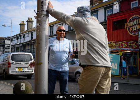 LONDRES, Royaume-Uni, 21 juin 2024 : les partisans de Reform UK discutent devant le siège de Clacton. Nigel Farage, leader de Reform UK, se présente comme candidat à Clacton-on-Sea aux prochaines élections législatives du 4 juillet. Banque D'Images