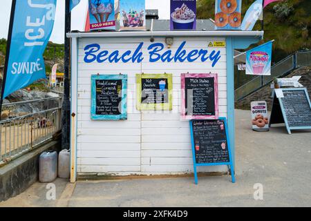 Panneaux manuscrits autour d'un fast-food sur la promenade de Towan Beach à Newquay en Cornouailles au Royaume-Uni. Banque D'Images