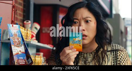 Jackpot ! (2024) réalisé par Paul Feig et mettant en vedette Awkwafina dans le rôle de Katie. Dans un avenir très proche, la Grande loterie a été établie dans la Californie économiquement difficile. La seule prise ? Tuez le gagnant avant le coucher du soleil et vous pouvez légalement réclamer son prix. Photographie publicitaire AMÉRICAINE ***USAGE ÉDITORIAL SEULEMENT ***. Crédit : BFA / Daniel McFadden / Amazon Prime Video Banque D'Images