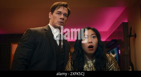 Jackpot ! (2024) réalisé par Paul Feig et mettant en vedette John Cena et Awkwafina. Dans un avenir très proche, la Grande loterie a été établie dans la Californie économiquement difficile. La seule prise ? Tuez le gagnant avant le coucher du soleil et vous pouvez légalement réclamer son prix. Photographie publicitaire ***USAGE ÉDITORIAL SEULEMENT***. Crédit : BFA / Daniel McFadden / Amazon Prime Video Banque D'Images