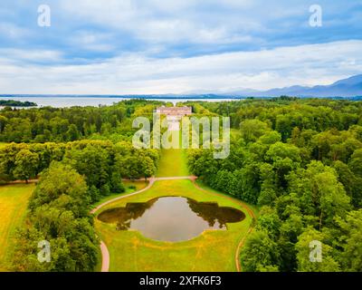 Herrenchiemsee Palace vue panoramique aérienne, c'est un complexe de bâtiments royaux sur Herreninsel, la plus grande île du lac Chiemsee, dans le sud du B Banque D'Images