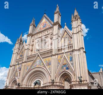 Façade majestueuse de la cathédrale d'Orvieto di Santa Maria Assunta. Orvieto, Ombrie, Italie Banque D'Images