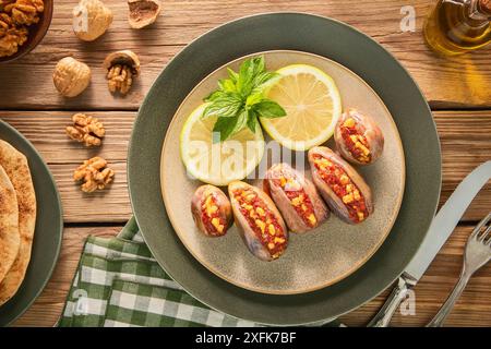 Cuisine arabe ; Makdous est une conserve libanaise traditionnelle à base de bébés aubergines farcies aux noix, aux poivrons rouges, au piment et à l'ail. Banque D'Images