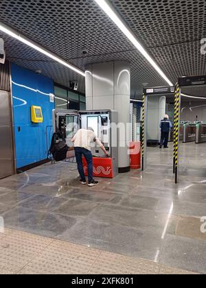 Un technicien répare un terminal de billetterie dans le hall du métro de Moscou. Moscou. Russie. 27 juin 2024 Banque D'Images