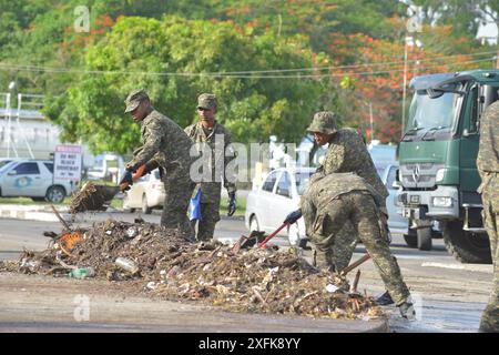 MIAMI, FLORIDE - 1er juillet : des membres de la Force de défense de la Barbade sont déployés pour aider au nettoyage du marché aux poissons de Barbados Oistins après les dégâts causés par l'ouragan Beryl de catégorie 4 à Christ Church, à la Barbade, le 1er juillet 2024. (Photo de JL/Sipa USA) crédit : Sipa USA/Alamy Live News Banque D'Images