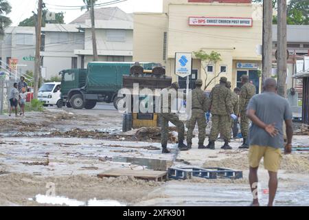 MIAMI, FLORIDE - 1er juillet : des membres de la Force de défense de la Barbade sont déployés pour aider au nettoyage du marché aux poissons de Barbados Oistins après les dégâts causés par l'ouragan Beryl de catégorie 4 à Christ Church, à la Barbade, le 1er juillet 2024. (Photo de JL/Sipa USA) crédit : Sipa USA/Alamy Live News Banque D'Images