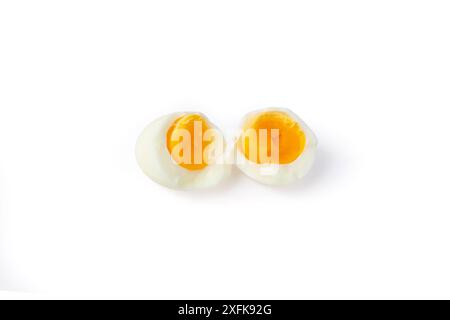 Déchiré dans un œuf de plein air à moitié bouilli isolé sur blanc Banque D'Images