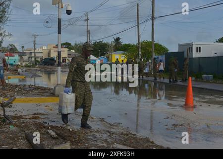 MIAMI, FLORIDE - 1er juillet : des membres de la Force de défense de la Barbade sont déployés pour aider au nettoyage du marché aux poissons de Barbados Oistins après les dégâts causés par l'ouragan Beryl de catégorie 4 à Christ Church, à la Barbade, le 1er juillet 2024. (Photo de JL/Sipa USA) crédit : Sipa USA/Alamy Live News Banque D'Images