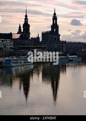 Terrasse de Brühl - Une photo crépusculaire de l'Elbe avec l'église de la Cour et la silhouette de la vieille ville en arrière-plan. La scène à contraste élevé. Banque D'Images