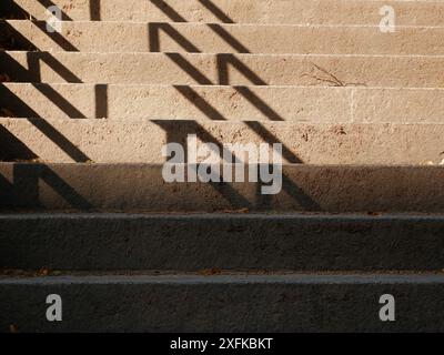 Escalier - Un large escalier de la terrasse de Brühl à Dresde, ensoleillé, avec jeu d'ombre de garde-corps. Idéal pour une utilisation comme texture ou fond. Banque D'Images