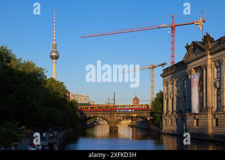 Tour de télévision, le pont S-bahn avec train de passage et le musée Bode à Berlin, Allemagne. Banque D'Images