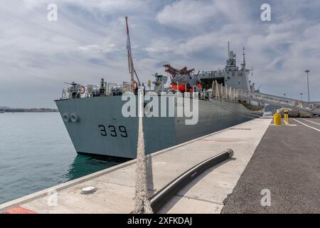 Toulon, France. 01 juillet 2024. Marine royale le navire canadien NCSM Charlottetown amarré dans le port de Toulon (France) le 1er juillet 2024. Photo de Laurent Coust/ABACAPRESS. COM Credit : Abaca Press/Alamy Live News Banque D'Images