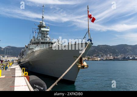 Toulon, France. 01 juillet 2024. Marine royale le navire canadien NCSM Charlottetown amarré dans le port de Toulon (France) le 1er juillet 2024. Photo de Laurent Coust/ABACAPRESS. COM Credit : Abaca Press/Alamy Live News Banque D'Images