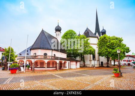 L'église de l'Assomption ou Maria Himmelfahrt Kirche est l'église paroissiale catholique romaine dans la ville de Prien am Chiemsee, en Bavière en Allemagne Banque D'Images