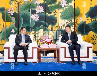 Pékin, Chine. 4 juillet 2024. Le président de l'agence de presse Xinhua, Fu Hua, rencontre Kao Kim Hourn, secrétaire général de l'Association des Nations de l'Asie du Sud-est (ASEAN), à Beijing, capitale de la Chine, le 4 juillet 2024. Crédit : Li Tao/Xinhua/Alamy Live News Banque D'Images