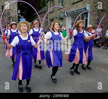 Les danseurs Morris de l'Hexhamshire jouent lors d'Une soirée de mi-été à Corbridge. Une célébration annuelle qui attire des milliers de visiteurs. Banque D'Images