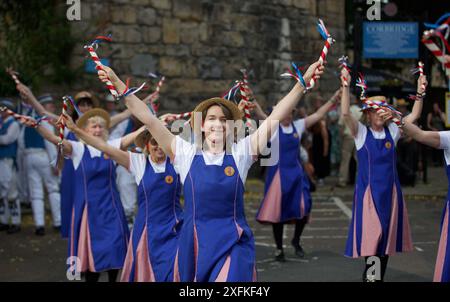 Les danseurs Morris de l'Hexhamshire jouent lors d'Une soirée de mi-été à Corbridge. Une célébration annuelle qui attire des milliers de visiteurs. Banque D'Images