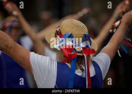 Les danseurs Morris de l'Hexhamshire jouent lors d'Une soirée de mi-été à Corbridge. Une célébration annuelle qui attire des milliers de visiteurs. Banque D'Images