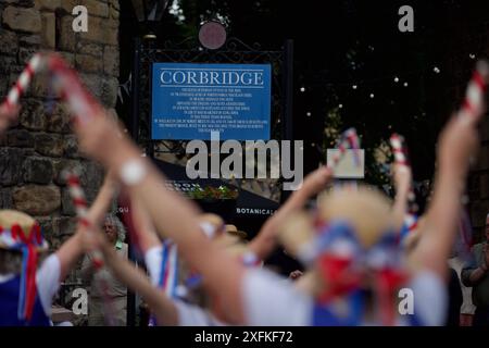 Les danseurs Morris de l'Hexhamshire jouent lors d'Une soirée de mi-été à Corbridge. Une célébration annuelle qui attire des milliers de visiteurs. Banque D'Images