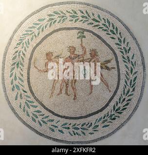 Mosaïque géométrique au sol décorée d'un panneau circulaire central représentant Dionysos et deux satyres. Une œuvre romaine du IIe siècle, de la Villa de Banque D'Images