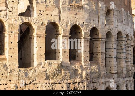 Fragment d'arcs de Colisée ou Colisée (amphithéâtre Flavien ou Amphitheatrum Flavium ou Anfiteatro Flavio ou Colisée. Rome, Italie Banque D'Images