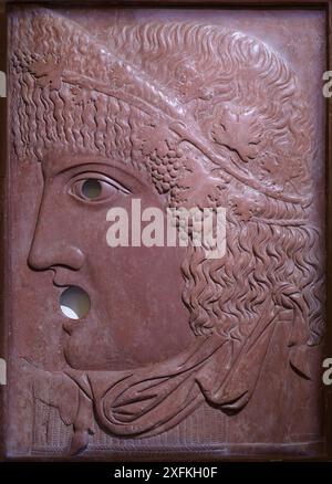 Bas-relief avec masque - Dionysos ou un Maenad décorant une fontaine. Rosso en marbre rouge antico. Rome Banque D'Images