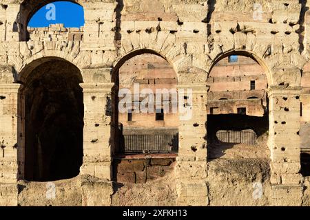 Fragment d'arcs de Colisée ou Colisée (amphithéâtre Flavien ou Amphitheatrum Flavium ou Anfiteatro Flavio ou Colisée. Rome, Italie Banque D'Images