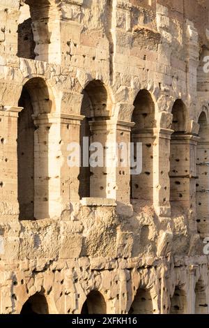 Fragment d'arcs de Colisée ou Colisée (amphithéâtre Flavien ou Amphitheatrum Flavium ou Anfiteatro Flavio ou Colisée. Rome, Italie Banque D'Images