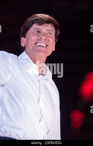 Vérone Italie 06/2009 : Gianni Morandi, célèbre chanteur italien, concert en direct pendant le programme de télévision musicale “Wind Musica Awards” à l’Arena Banque D'Images