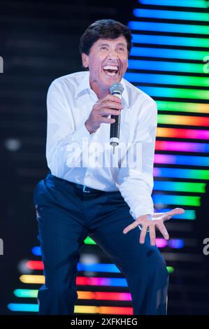 Vérone Italie 06/2009 : Gianni Morandi, célèbre chanteur italien, concert en direct pendant le programme de télévision musicale “Wind Musica Awards” à l’Arena Banque D'Images