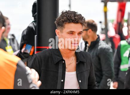 Towcester, Royaume-Uni. 04 juillet 2024. Lando Norris arrive au Paddock lors du Grand Prix de Grande-Bretagne de formule 1 Qatar Airways à Silverstone, Towcester, Northamptonshire, Royaume-Uni. Crédit : LFP/Alamy Live News Banque D'Images