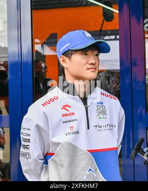 Towcester, Royaume-Uni. 04 juillet 2024. Yuki Tsunoda arrive dans le Paddock lors du Grand Prix de Grande-Bretagne de formule 1 Qatar Airways à Silverstone, Towcester, Northamptonshire, Royaume-Uni. Crédit : LFP/Alamy Live News Banque D'Images