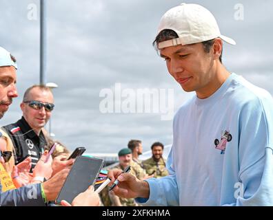 Towcester, Royaume-Uni. 04 juillet 2024. Alex Albon arrive dans le Paddock lors du Grand Prix de formule 1 Qatar Airways British à Silverstone, Towcester, Northamptonshire, Royaume-Uni. Crédit : LFP/Alamy Live News Banque D'Images