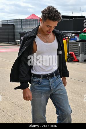 Towcester, Royaume-Uni. 04 juillet 2024. Lando Norris arrive au Paddock lors du Grand Prix de Grande-Bretagne de formule 1 Qatar Airways à Silverstone, Towcester, Northamptonshire, Royaume-Uni. Crédit : LFP/Alamy Live News Banque D'Images