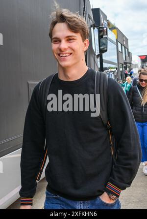 Towcester, Royaume-Uni. 04 juillet 2024. Oscar Piastri arrive dans le Paddock lors du Grand Prix de Grande-Bretagne de formule 1 Qatar Airways à Silverstone, Towcester, Northamptonshire, Royaume-Uni. Crédit : LFP/Alamy Live News Banque D'Images