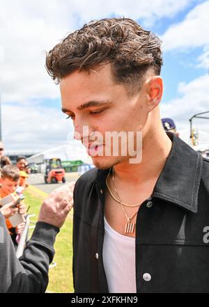 Towcester, Royaume-Uni. 04 juillet 2024. Lando Norris arrive au Paddock lors du Grand Prix de Grande-Bretagne de formule 1 Qatar Airways à Silverstone, Towcester, Northamptonshire, Royaume-Uni. Crédit : LFP/Alamy Live News Banque D'Images