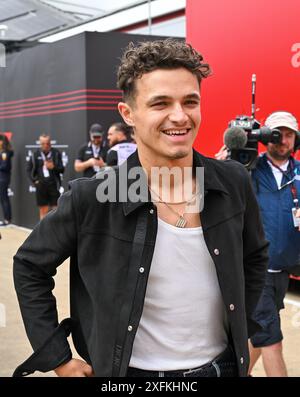 Towcester, Royaume-Uni. 04 juillet 2024. Lando Norris arrive au Paddock lors du Grand Prix de Grande-Bretagne de formule 1 Qatar Airways à Silverstone, Towcester, Northamptonshire, Royaume-Uni. Crédit : LFP/Alamy Live News Banque D'Images