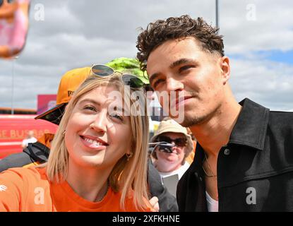 Towcester, Royaume-Uni. 04 juillet 2024. Lando Norris avec un fan à son arrivée au Paddock lors du Grand Prix de Grande-Bretagne de formule 1 Qatar Airways à Silverstone, Towcester, Northamptonshire, Royaume-Uni. Crédit : LFP/Alamy Live News Banque D'Images