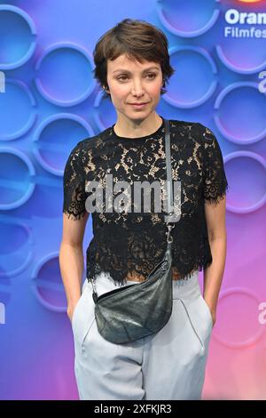 Julia KOSCHITZ, Schauspielerin Einzelbild,angeschnittenes Einzelmotiv,Halbfigur,Halbe Figur, ZDF Empfang/ Obtenez Totgether Orange Hour in H ugo s Bar anlaesslich Filmfest Muenchen AM 02.07.2024. *** Julia KOSCHITZ, actrice photo unique, motif simple recadré, demi-figurine, demi-figurine, réception ZDF Obtenez Totgether Orange Hour au Hugo s Bar à l'occasion du Filmfest Muenchen le 02 07 2024 Banque D'Images