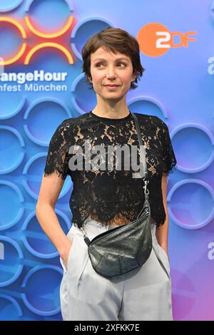 Julia KOSCHITZ, Schauspielerin Einzelbild,angeschnittenes Einzelmotiv,Halbfigur,Halbe Figur, ZDF Empfang/ Obtenez Totgether Orange Hour in H ugo s Bar anlaesslich Filmfest Muenchen AM 02.07.2024. *** Julia KOSCHITZ, actrice photo unique, motif simple recadré, demi-figurine, demi-figurine, réception ZDF Obtenez Totgether Orange Hour au Hugo s Bar à l'occasion du Filmfest Muenchen le 02 07 2024 Banque D'Images