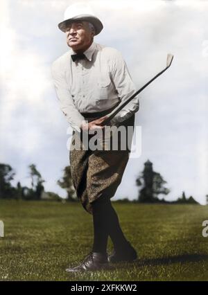 Warren G. Harding, pleine longueur, face à gauche, club de golf oscillant. Entre 1909 et 1923. Photographe inconnu. Banque D'Images