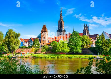 La tour Metzgerturm, l'église Ulm Minster ou la cathédrale Ulmer Munster et le Danube dans la vieille ville d'Ulm. L'église Ulm Minster est actuellement la plus haute Banque D'Images