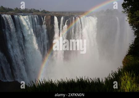 Arc-en-ciel sur Victoria Falls, Zimbabwe. Septembre 2015. Banque D'Images